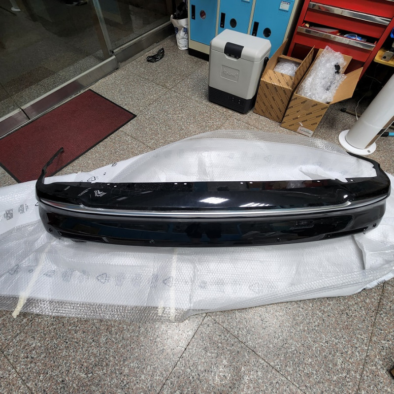 2022 SIENNA 原廠後保桿如圖已經有烤漆原廠黑